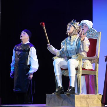 Im royalen Tollhaus: Theater im Gewölbe Offenburg begeistert