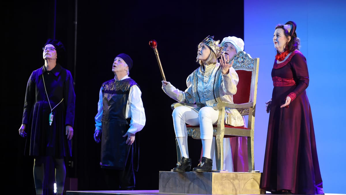 Im royalen Tollhaus: Theater im Gewölbe Offenburg begeistert